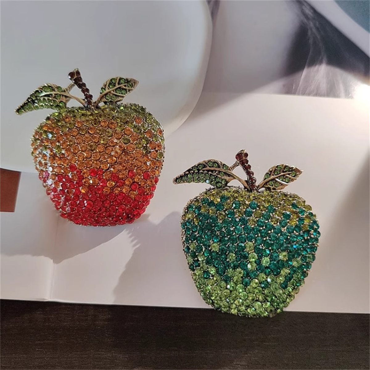 Broche de manzana Retro litera - Eve Jewelry & Watches Distribuidor Oficial Rolex reseña y precio